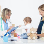 Pediatria haciendo un control médico a una bebe acompañada por su madre
