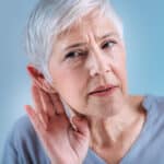 Ältere Frau mit unbehandeltem Hörverlust